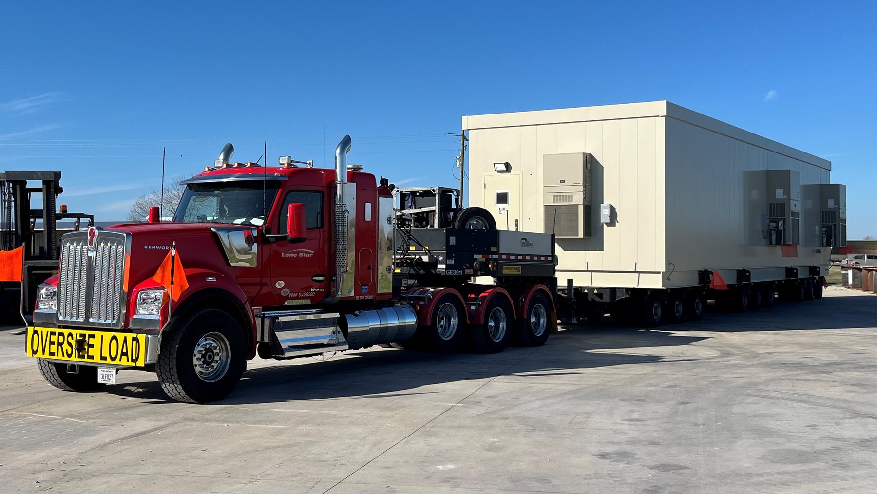 Lone Star Transportation Kenworth hauling an oversize data center module